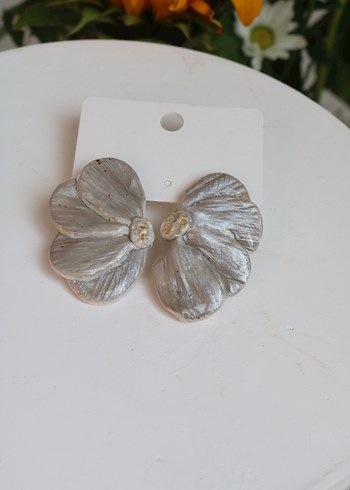 Gelin Beyaz Çiçek Detaylı Minimalist Küpe - Görsel 7