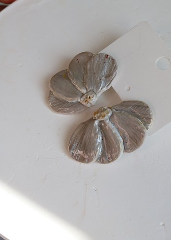 Gelin Beyaz Çiçek Detaylı Minimalist Küpe - Görsel 8