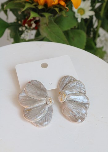 Gelin Beyaz Çiçek Detaylı Minimalist Küpe - Görsel 6