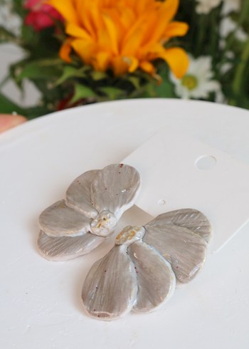 Gelin Beyaz Çiçek Detaylı Minimalist Küpe - Görsel 5