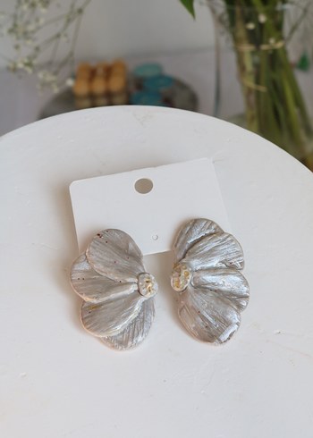 Gelin Beyaz Çiçek Detaylı Minimalist Küpe - Görsel 2