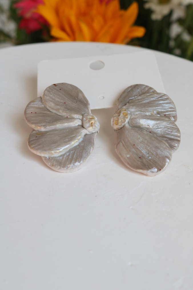 Gelin Beyaz Çiçek Detaylı Minimalist Küpe - Görsel 4