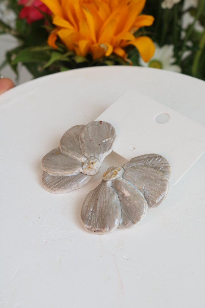 Gelin Beyaz Çiçek Detaylı Minimalist Küpe - Görsel 3