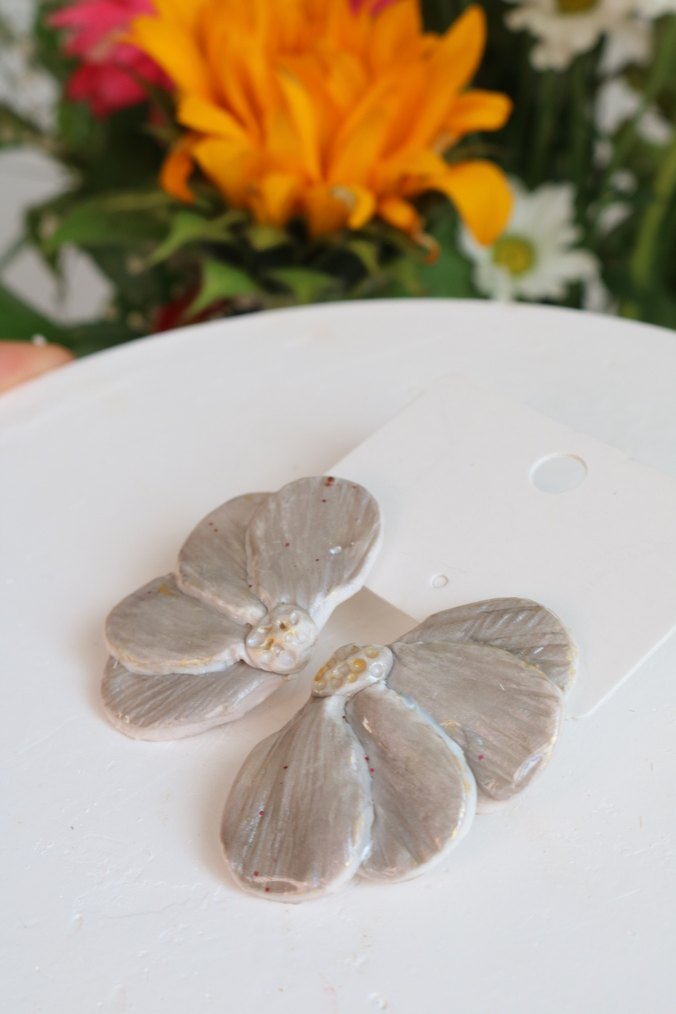 Gelin Beyaz Çiçek Detaylı Minimalist Küpe - Görsel 5