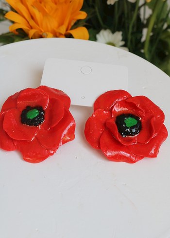 Kırmızı Boncuk Detaylı Çiçek Küpe - Görsel 5