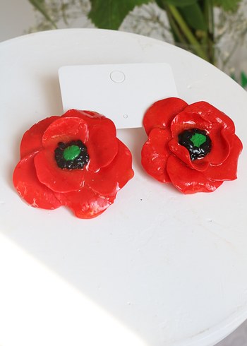 Kırmızı Boncuk Detaylı Çiçek Küpe - Görsel 2