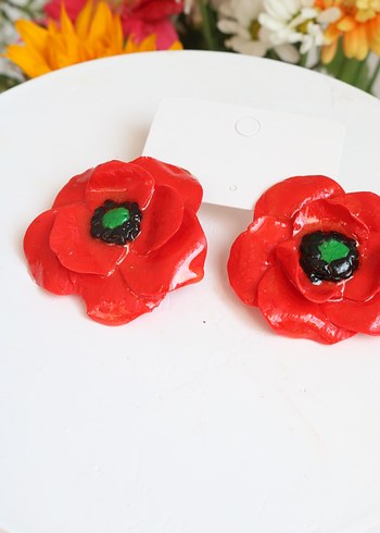 Kırmızı Boncuk Detaylı Çiçek Küpe - Görsel 4