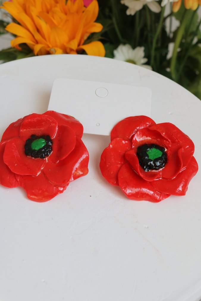 Kırmızı Boncuk Detaylı Çiçek Küpe - Görsel 5