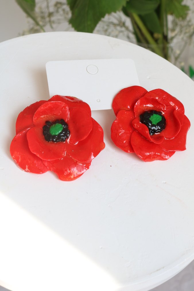 Kırmızı Boncuk Detaylı Çiçek Küpe - Görsel 2