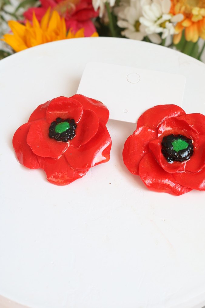 Kırmızı Boncuk Detaylı Çiçek Küpe - Görsel 4