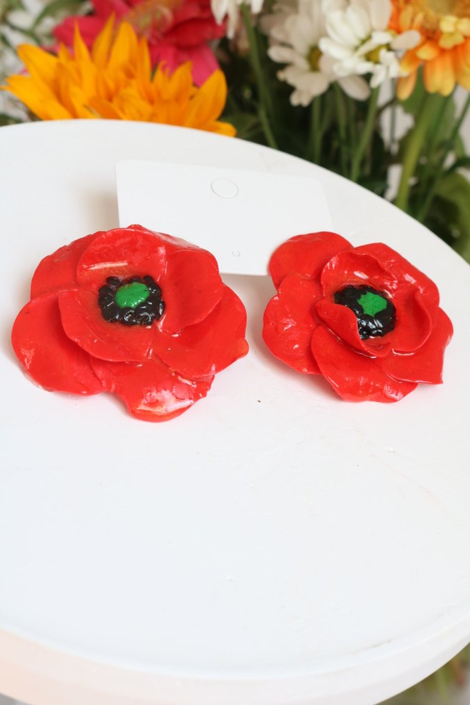 Kırmızı Boncuk Detaylı Çiçek Küpe - Görsel 3