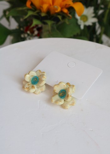 Renkli Boncuklu Çiçek Desenli Mini Küpe - Görsel 4