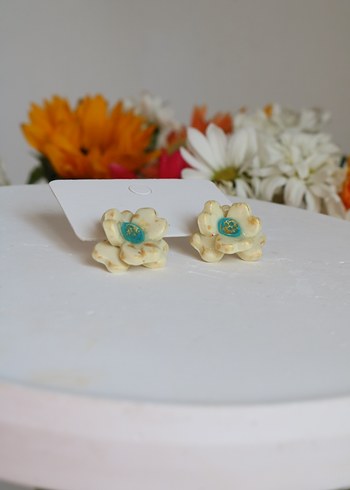 Renkli Boncuklu Çiçek Desenli Mini Küpe - Görsel 2