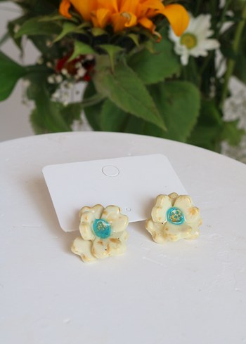 Renkli Boncuklu Çiçek Desenli Mini Küpe - Görsel 3