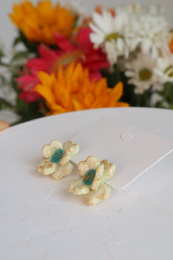 Renkli Boncuklu Çiçek Desenli Mini Küpe - Görsel 5