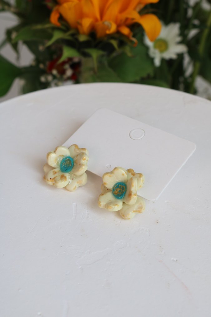 Renkli Boncuklu Çiçek Desenli Mini Küpe - Görsel 4