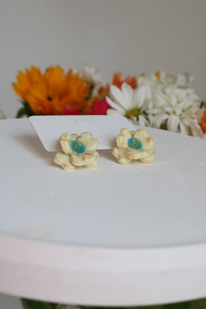 Renkli Boncuklu Çiçek Desenli Mini Küpe - Görsel 2