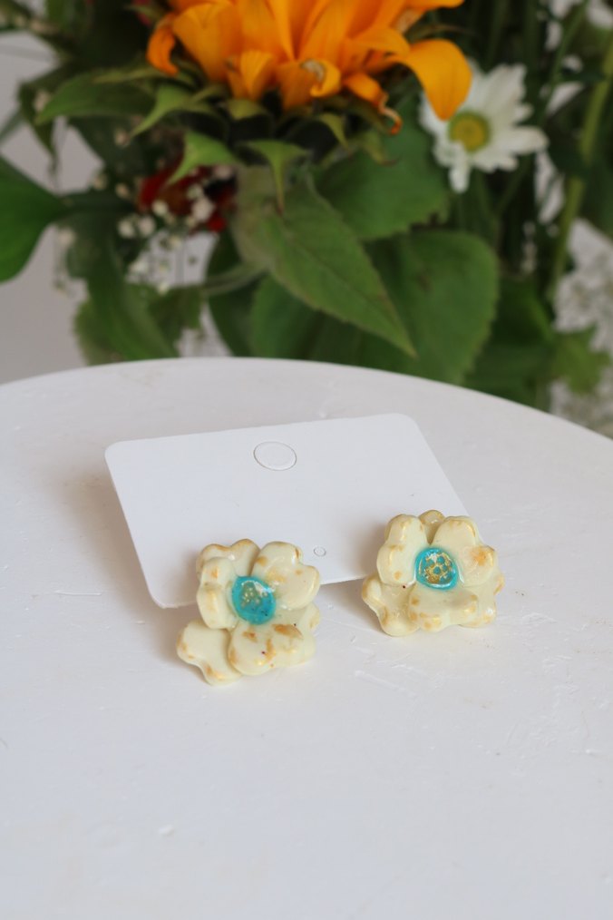 Renkli Boncuklu Çiçek Desenli Mini Küpe - Görsel 3