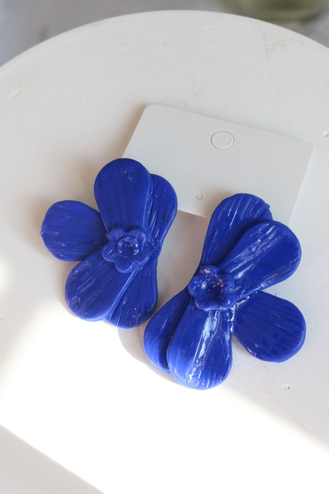 Mavi Mini Çiçek Figürlü Küpe - Görsel 3