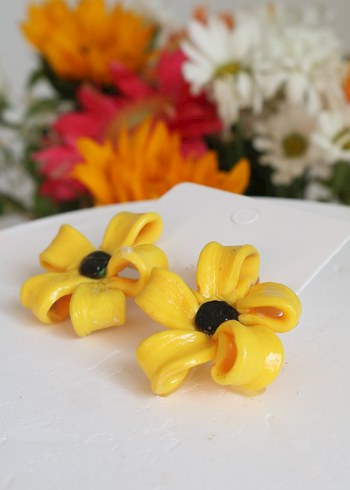 Sarı Mini Çiçekli Fiyonk Küpeler - Görsel 5