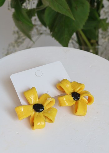 Sarı Mini Çiçekli Fiyonk Küpeler - Görsel 3