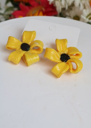 Sarı Mini Çiçekli Fiyonk Küpeler - Görsel 4