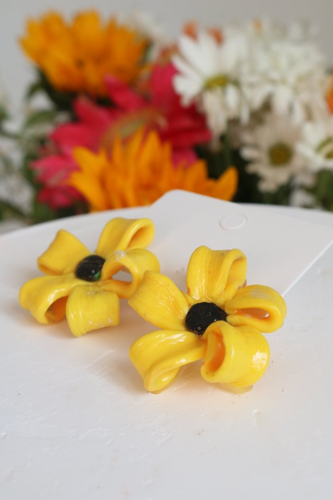 Sarı Mini Çiçekli Fiyonk Küpeler - Görsel 5