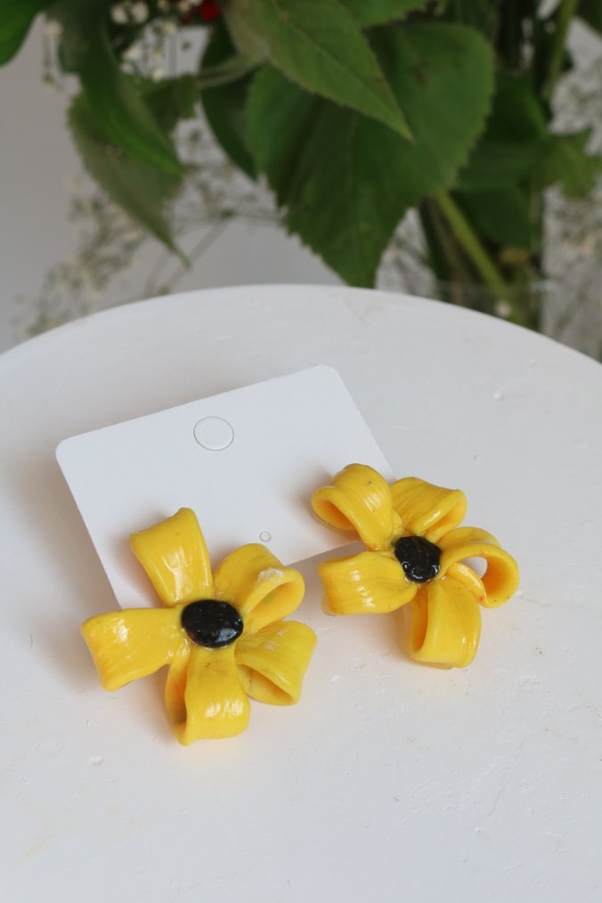 Sarı Mini Çiçekli Fiyonk Küpeler - Görsel 3