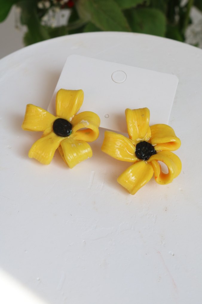 Sarı Mini Çiçekli Fiyonk Küpeler - Görsel 2