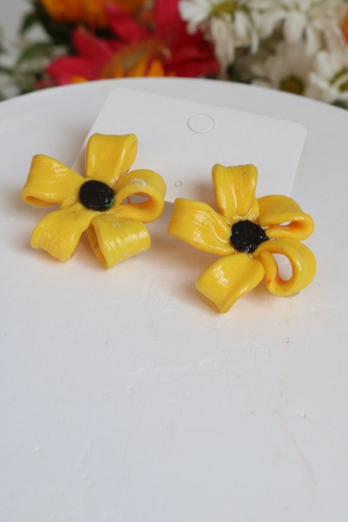 Sarı Mini Çiçekli Fiyonk Küpeler - Görsel 4