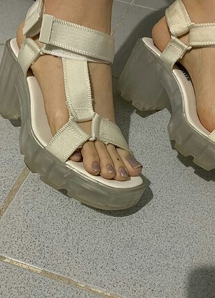 Stradivarius kadın beyaz sandalet