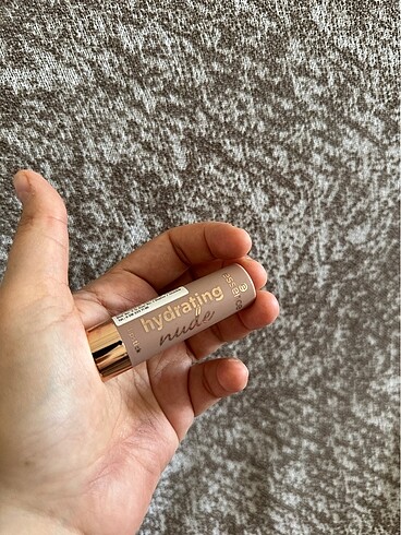 Essence hydrating nude