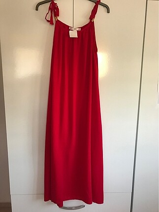Kırmızı askıları püsküllü asimetrik uzun elbise