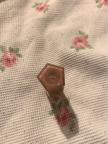 Beden Fenty Beauty Gloss Bomb 01 Blaz'd Donut