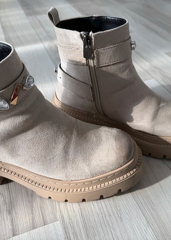 Bej Süet Tokalı Kadın Bot - Görsel 2