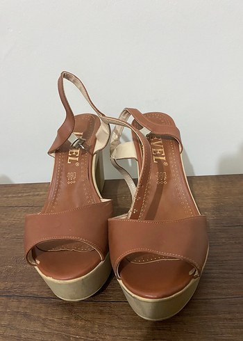 Bej Deri Kadın Dolgu Topuklu Sandalet