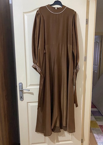 Uzun Kahverengi Dökümlü Nakışlı Elbise