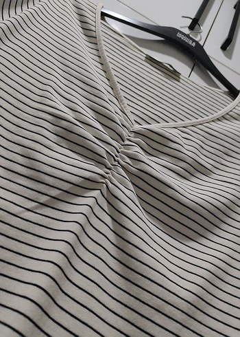 Mango V Yaka Pliseli Gri Çizgili Tişört - Görsel 3