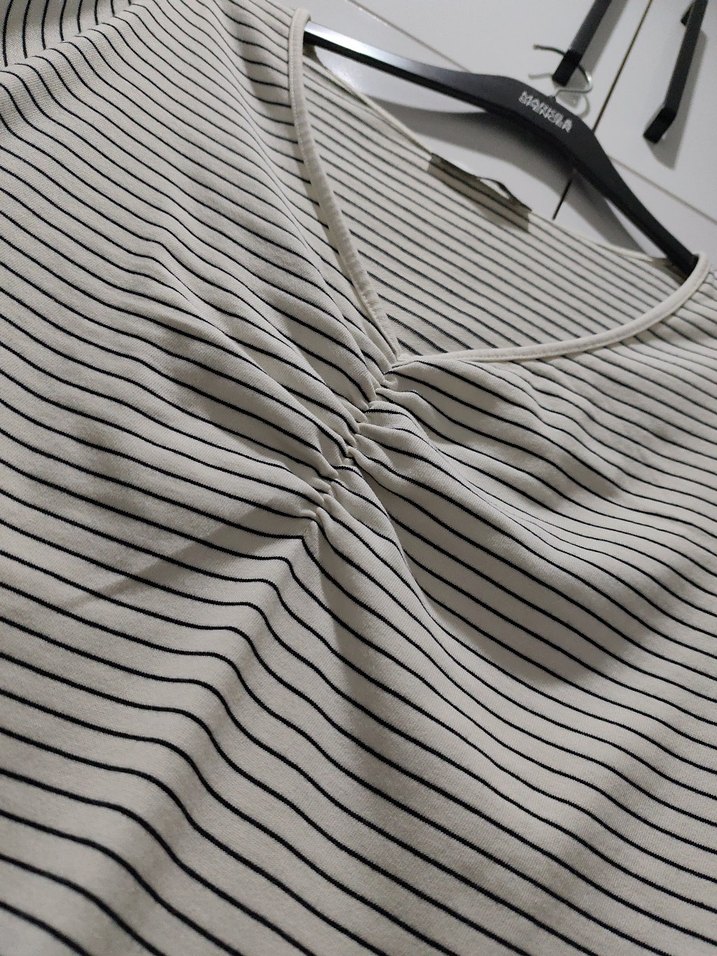 Mango V Yaka Pliseli Gri Çizgili Tişört - Görsel 3