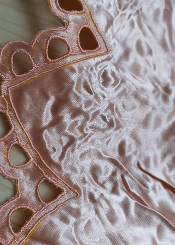 Pembe İşlemeli Parlak Bohem Masa Örtüsü - Görsel 4