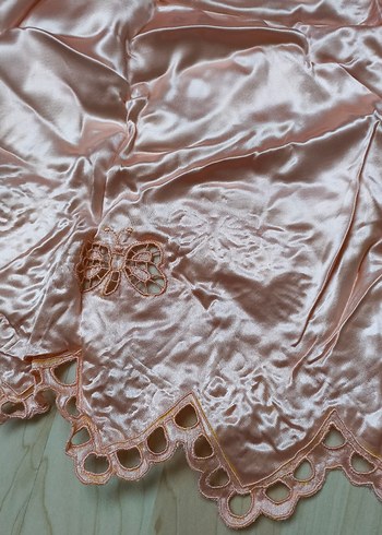 Pembe İşlemeli Parlak Bohem Masa Örtüsü - Görsel 2