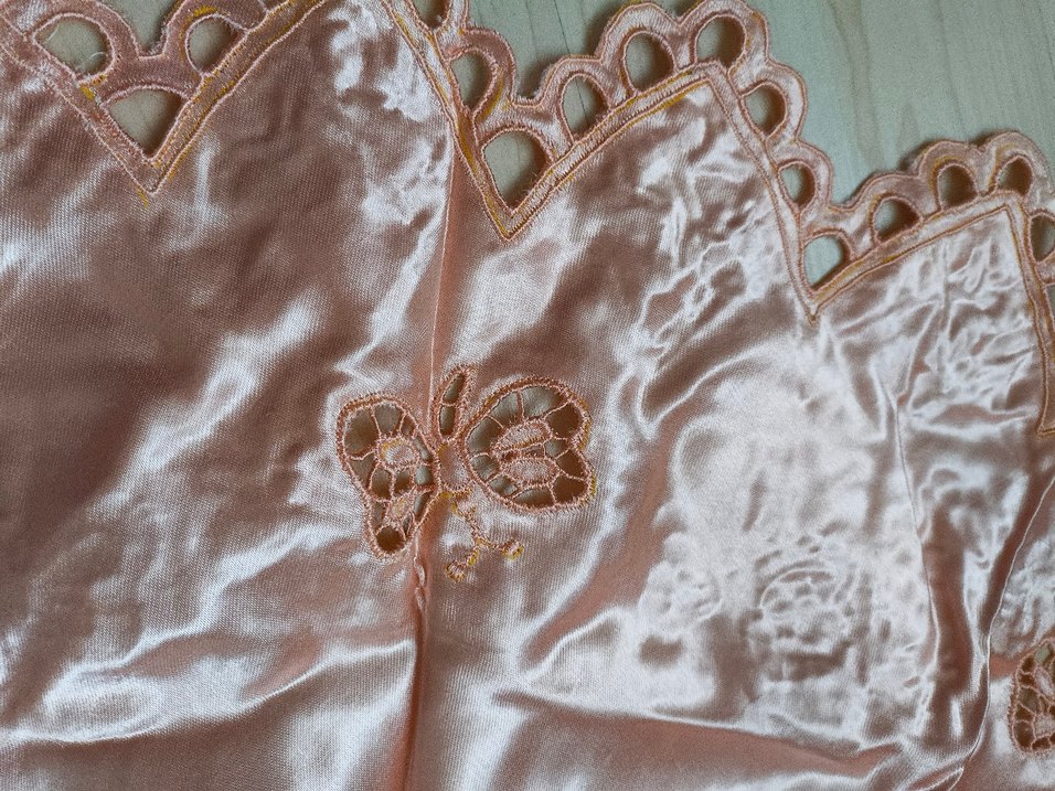 Pembe İşlemeli Parlak Bohem Masa Örtüsü - Görsel 3