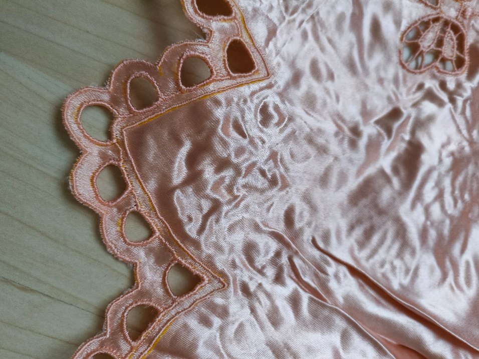 Pembe İşlemeli Parlak Bohem Masa Örtüsü - Görsel 4