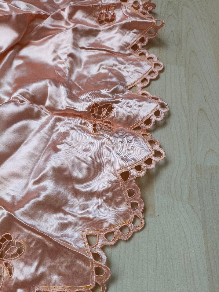 Pembe İşlemeli Parlak Bohem Masa Örtüsü - Görsel 5