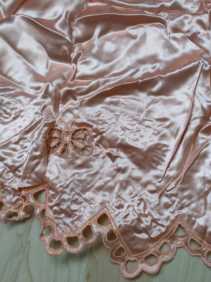 Pembe İşlemeli Parlak Bohem Masa Örtüsü - Görsel 2