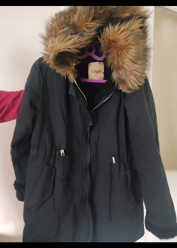 Siyah Kapüşonlu Kürklü Kadın Kışlık Mont - Görsel 2
