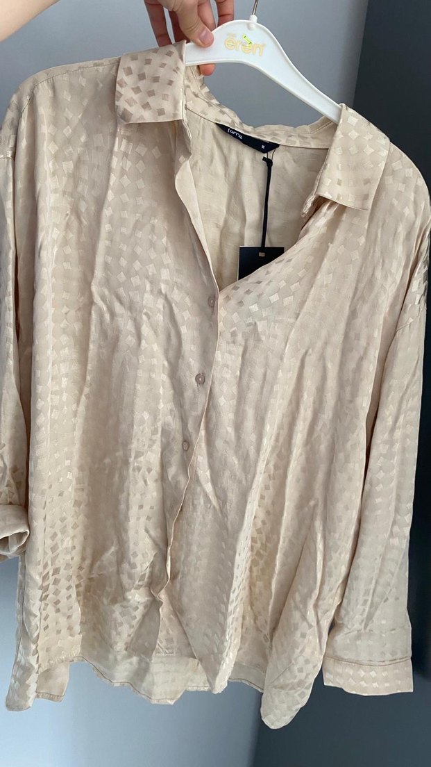 Bej Düğmeli V Yakalı Keten Gömlek - Görsel 4