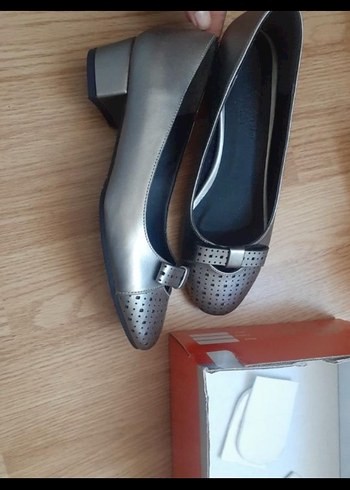 Hiç kullanılmamıştır. GriMinimalist Kadın Dolgu Topuklu Babet - Görsel 2