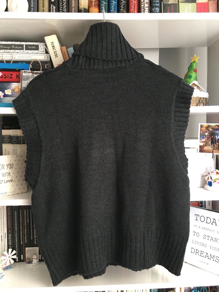 Gri Yünlü Boğazlı Kolsuz Kadın Kazak - Görsel 4