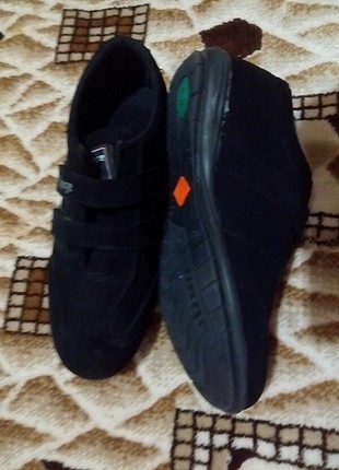 Siyah spor ayakkabısı